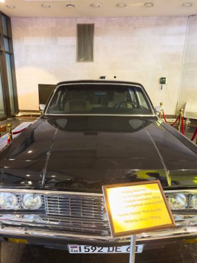 Erivan, Ermenistan - 09.27.2025: Erivan 'da kapalı bir otomobil fuarı. Plakadaki yazıda: 