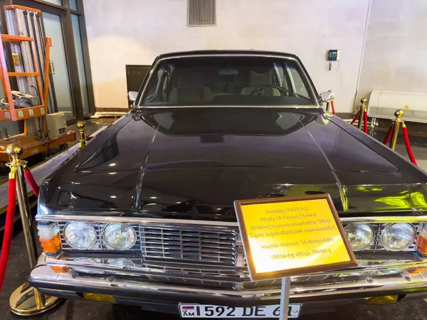 Erivan, Ermenistan - 09.27.2025: Erivan 'da kapalı bir otomobil fuarı. Plakadaki yazıda: 