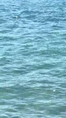 Deniz küçük dalgaları ve kristal berrak suyun üst görüntüsü. Ermenistan, Sevan. Yüksek kalite