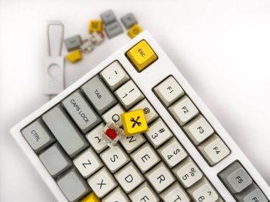 Kırmızı anahtarlar, klavye tamiri, bozuk tuşlar, mekanik klavye, kırmızı tuşlar, IT, klavye işi, reklam için, beyaz arkaplan, kopyalama alanı. Yüksek kalite