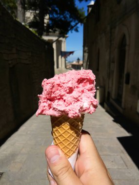Elinde pembe girdaplı dondurma külahı tutan biri. Yüksek kalite