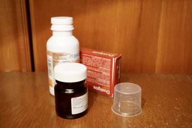 Puebla, Puebla, Meksika - 28 Mart 2023: Ahşap arka planı olan ahşap bir masanın üzerindeki ilaç şişelerinin editörel illüstrasyon manzarası