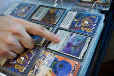 Magic 'in detaylı yakın plan çekimleri: Toplanma kartları yayıldı. Oyun, koleksiyon ve kart içeriği için ideal.