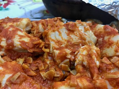 Bacalao a la Vizcana 'nın yakın çekimi, zengin kırmızı biber soslu geleneksel bir İspanyol morina yemeği..