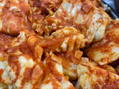 Bacalao a la Vizcana 'nın yakın çekimi, zengin kırmızı biber soslu geleneksel bir İspanyol morina yemeği..