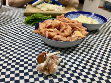 Pişmemiş tavuk parçaları, pişirilmeye ya da baharata hazır mavi plastik bir kaseye konur..