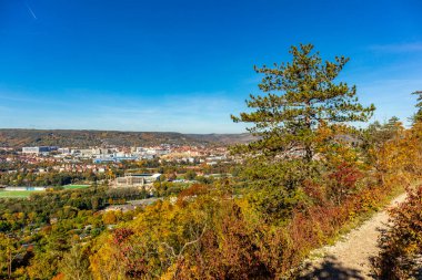 Küçük Sonbahar, Jena - Thüringen - Almanya topraklarında yürür.