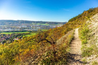 Küçük Sonbahar, Jena - Thüringen - Almanya topraklarında yürür.