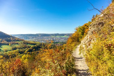 Küçük Sonbahar, Jena - Thüringen - Almanya topraklarında yürür.