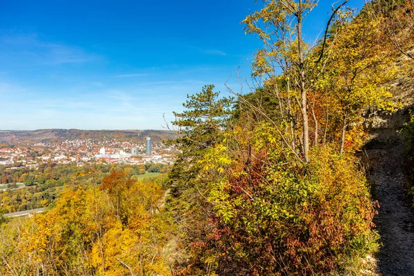 Küçük Sonbahar, Jena - Thüringen - Almanya topraklarında yürür.