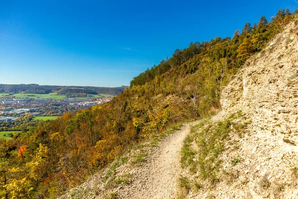 Küçük Sonbahar, Jena - Thüringen - Almanya topraklarında yürür.