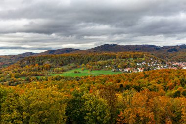 Bad Liebenstein - Thüringen - Almanya yakınlarındaki güzel park manzarasında küçük bir sonbahar yürüyüşü.