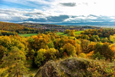 Bad Liebenstein - Thüringen - Almanya yakınlarındaki güzel park manzarasında küçük bir sonbahar yürüyüşü.