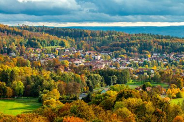 Bad Liebenstein - Thüringen - Almanya yakınlarındaki güzel park manzarasında küçük bir sonbahar yürüyüşü.