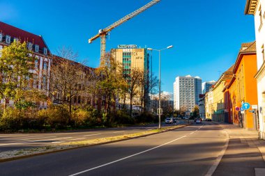 Güneşli bir sonbahar gününde eyalet başkenti Erfurt 'ta yürüyüş - Thüringen - Almanya