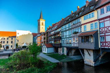 Güneşli bir sonbahar gününde eyalet başkenti Erfurt 'ta yürüyüş - Thüringen - Almanya