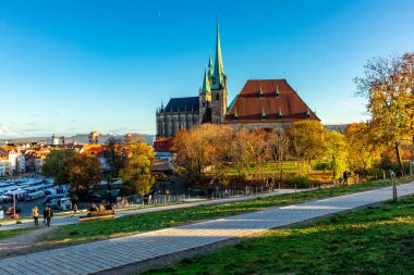 Güneşli bir sonbahar gününde eyalet başkenti Erfurt 'ta yürüyüş - Thüringen - Almanya