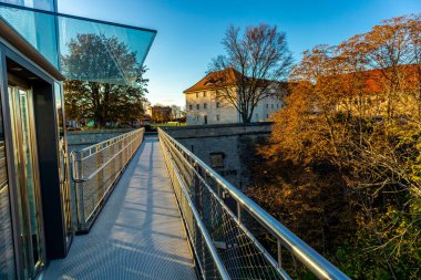 Güneşli bir sonbahar gününde eyalet başkenti Erfurt 'ta yürüyüş - Thüringen - Almanya