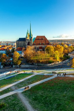 Güneşli bir sonbahar gününde eyalet başkenti Erfurt 'ta yürüyüş - Thüringen - Almanya