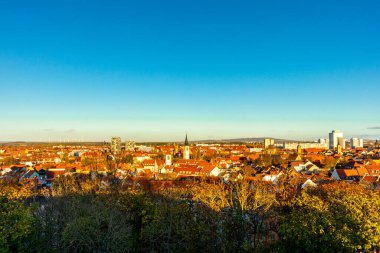 Güneşli bir sonbahar gününde eyalet başkenti Erfurt 'ta yürüyüş - Thüringen - Almanya
