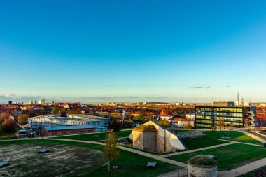 Güneşli bir sonbahar gününde eyalet başkenti Erfurt 'ta yürüyüş - Thüringen - Almanya