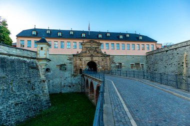 Güneşli bir sonbahar gününde eyalet başkenti Erfurt 'ta yürüyüş - Thüringen - Almanya