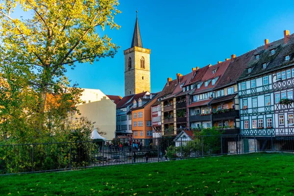 Staden Promenera Genom Den Statliga Huvudstaden Erfurt Solig Höstdag Thüringen — Stockfoto