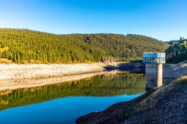 Thüringen Ormanı 'ndaki dar su barajının etrafında sonbahar yürüyüşü - Tambach-Dietharz - Almanya