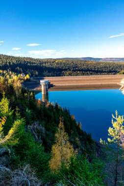 Thüringen Ormanı 'ndaki dar su barajının etrafında sonbahar yürüyüşü - Tambach-Dietharz - Almanya