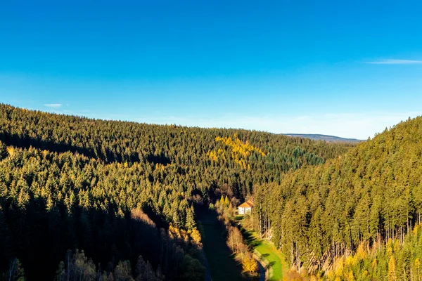 チューリンゲンの森の狭いダムを歩く秋 Tambach Dietharz ドイツ — ストック写真