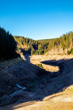 Thüringen Ormanı 'ndaki dar su barajının etrafında sonbahar yürüyüşü - Tambach-Dietharz - Almanya
