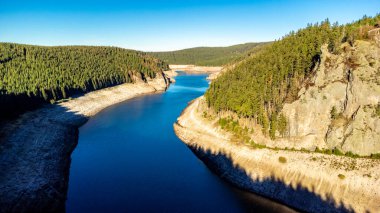 Thüringen Ormanı 'ndaki dar su barajının etrafında sonbahar yürüyüşü - Tambach-Dietharz - Almanya