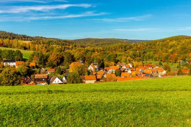 Steinbach-Hallenberg - Thüringen - Almanya yakınlarındaki bir sonbahar gününün ihtişamlı güneşinde gezinmek