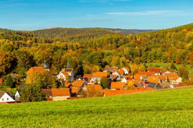 Steinbach-Hallenberg - Thüringen - Almanya yakınlarındaki bir sonbahar gününün ihtişamlı güneşinde gezinmek