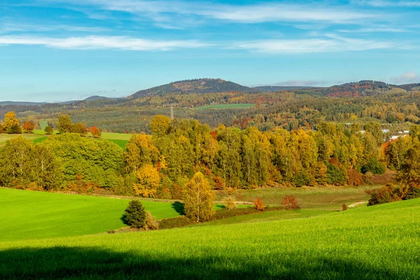 秋天的一天 在德国图林根的Steinbach Hallenberg附近 漫步在灿烂的阳光下 — 图库照片