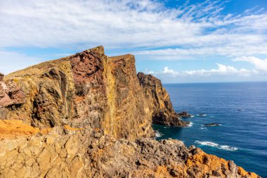 Çiçek adasındaki yolda Madeira ve çok yönlü manzarası - Madeira - Portekiz 