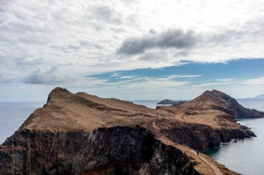 Çiçek adasındaki yolda Madeira ve çok yönlü manzarası - Madeira - Portekiz 