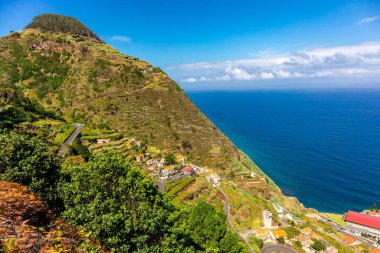 Porto Moniz 'in aşağısındaki Madeira' nın kuzey tarafına giderken Atlantik Okyanusu 'nun muhteşem manzarası Madeira - Portekiz 