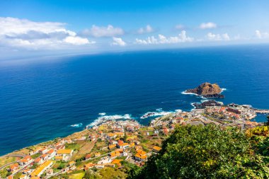 Porto Moniz 'in aşağısındaki Madeira' nın kuzey tarafına giderken Atlantik Okyanusu 'nun muhteşem manzarası Madeira - Portekiz 