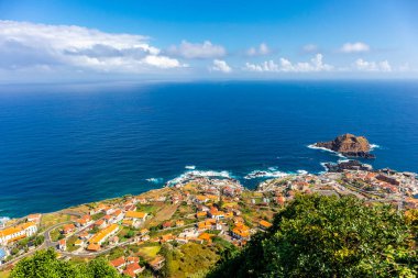 Porto Moniz 'in aşağısındaki Madeira' nın kuzey tarafına giderken Atlantik Okyanusu 'nun muhteşem manzarası Madeira - Portekiz 
