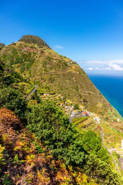 Porto Moniz 'in aşağısındaki Madeira' nın kuzey tarafına giderken Atlantik Okyanusu 'nun muhteşem manzarası Madeira - Portekiz 