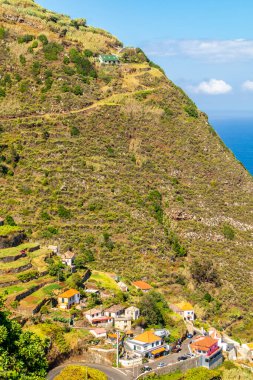 Porto Moniz 'in aşağısındaki Madeira' nın kuzey tarafına giderken Atlantik Okyanusu 'nun muhteşem manzarası Madeira - Portekiz 