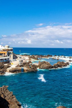 Porto Moniz 'in aşağısındaki Madeira' nın kuzey tarafına giderken Atlantik Okyanusu 'nun muhteşem manzarası Madeira - Portekiz 