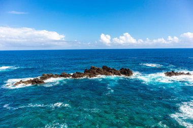 Porto Moniz 'in aşağısındaki Madeira' nın kuzey tarafına giderken Atlantik Okyanusu 'nun muhteşem manzarası Madeira - Portekiz 