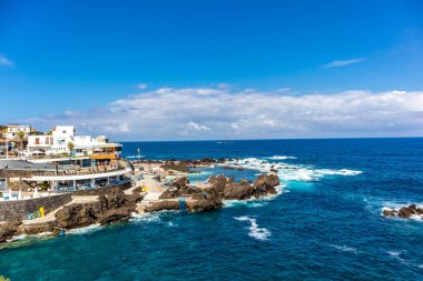 Porto Moniz 'in aşağısındaki Madeira' nın kuzey tarafına giderken Atlantik Okyanusu 'nun muhteşem manzarası Madeira - Portekiz 