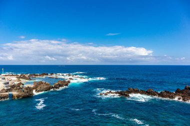 Porto Moniz 'in aşağısındaki Madeira' nın kuzey tarafına giderken Atlantik Okyanusu 'nun muhteşem manzarası Madeira - Portekiz 