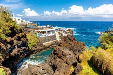 Porto Moniz 'in aşağısındaki Madeira' nın kuzey tarafına giderken Atlantik Okyanusu 'nun muhteşem manzarası Madeira - Portekiz 