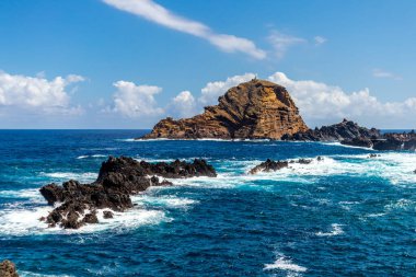 Porto Moniz 'in aşağısındaki Madeira' nın kuzey tarafına giderken Atlantik Okyanusu 'nun muhteşem manzarası Madeira - Portekiz 