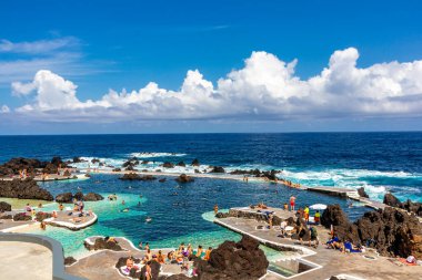 Porto Moniz 'in aşağısındaki Madeira' nın kuzey tarafına giderken Atlantik Okyanusu 'nun muhteşem manzarası Madeira - Portekiz 