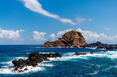 Porto Moniz 'in aşağısındaki Madeira' nın kuzey tarafına giderken Atlantik Okyanusu 'nun muhteşem manzarası Madeira - Portekiz 